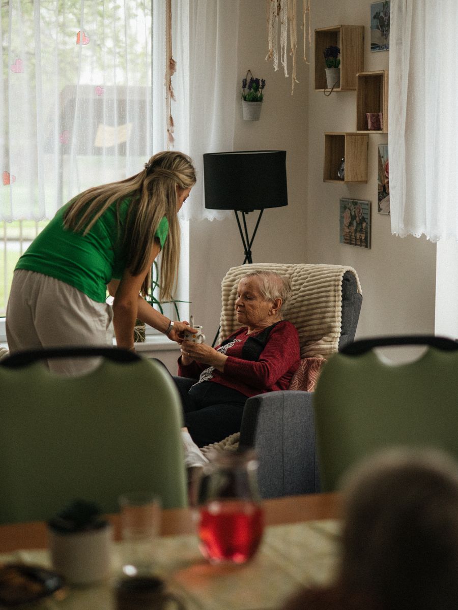 Wohnung mit Bewohnerin am Fenster, hell